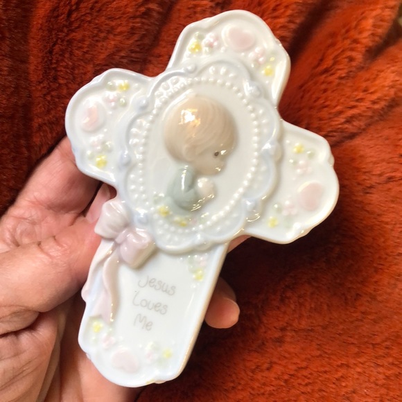 Precious Moments JESUS LOVES ME Cross 1993